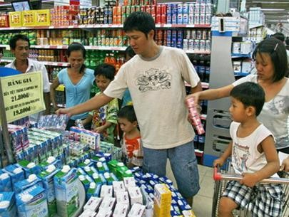 Các thương hiệu sữa tươi trong nước đang phải cạnh tranh gay gắt để giữ và kéo khách.